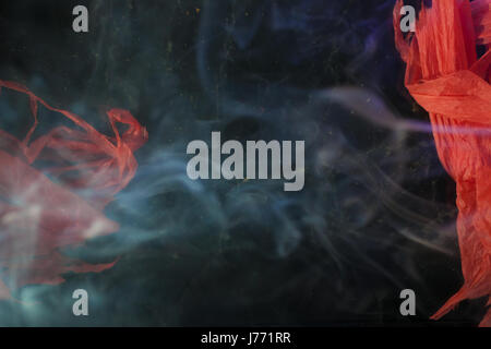 Abstract sfondo con fumo e panno rosso Foto Stock