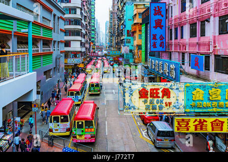 HONG KONG, CINA - 24 aprile: questa è una vista di un bus locale stazione di Mongkok su una strada molto trafficata con segni e tipici di Hong kong architettura in aprile Foto Stock