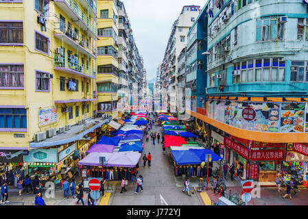 HONG KONG, CINA - 24 aprile: questa è una vista di un Fa Yuen street market una strada locale mercato e meta turistica apprezzata in Mong Kok area del Ko Foto Stock