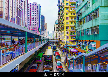 HONG KONG, CINA - 24 Aprile: si tratta di un punto di vista di architettura e di una strada con traffico nella zona trafficata di Mong Kok il 24 aprile 2017 a Hong Kong Foto Stock