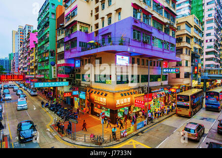 HONG KONG, CINA - 24 Aprile: si tratta di un punto di vista di architettura e negozi in corrispondenza di un incrocio occupato in Mong Kok area su Aprile 24, 2017 a Hong Kong Foto Stock