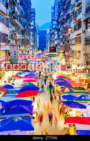 HONG KONG, CINA - 24 aprile: questa è una vista notturna di Fa Yuen street market di un popolare mercato locale in in Mong Kok area su Aprile 24, 2017 in Hong Ko Foto Stock