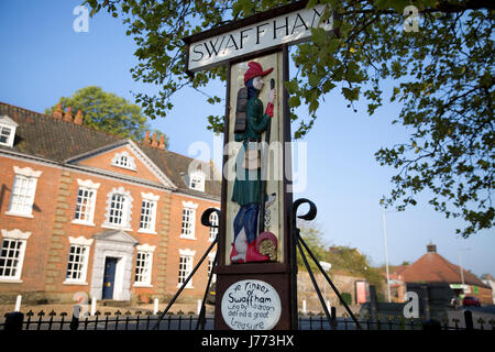 Città segno del venditore ambulante che sognava di tesoro, che si trova al crocevia, Market Place, Swaffham, Norfolk Foto Stock