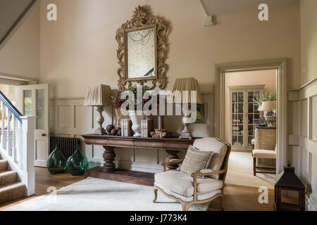 Console table lamps in hall immagini e fotografie stock ad alta risoluzione  - Alamy