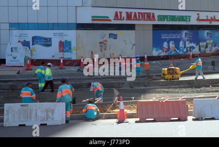 Stranieri immigrati lavoratori edili Costruzione di Dubai il nuovo Dubai EMIRATI ARABI UNITI Emirati Arabi Uniti Foto Stock