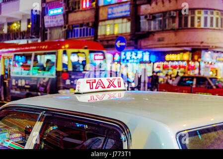 HONG KONG, CINA - 24 aprile: questo è un tipico di Hong Kong il taxi nel trafficato Mong Kok zona di notte il 24 aprile 2017 a Hong Kong Foto Stock