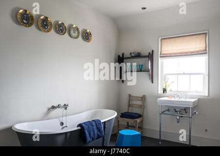 Piatti decorativi sopra grigio bagno indipendente nel XVII secolo cottage in pietra bagno, con sgabello da Martino Gamper Foto Stock