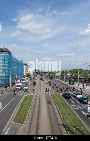 Il traffico sulla strada a Bratislava Foto Stock