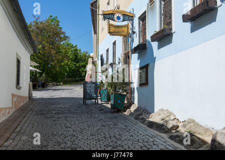 La strada che sale verso il castello con il tipico Foto Stock