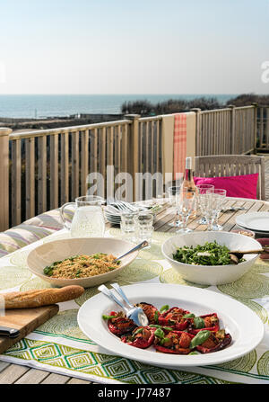 Pranzo Alfresco prevista sul balcone arredato, la tabella di tessuto viene dal Bangladesh Foto Stock