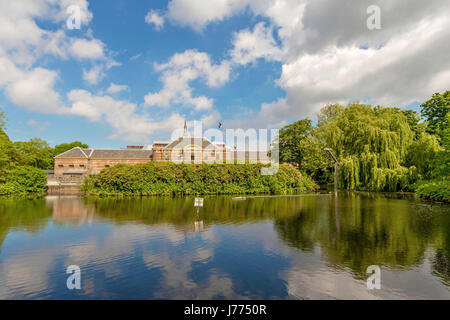 Le Scuderie Reali, vista dal giardino del Palazzo di Noordeinde Palace, Prinsessewal, Den Haag (L'Aia ), South Holland, Paesi Bassi. Foto Stock