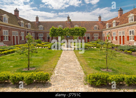 Gli ospizi di carità storico disposti intorno ad un cortile giardino, chiamato 'De Hof van Wouw', ( xvii secolo ), Den Haag (L'Aia ), South Holland,Olanda. Foto Stock