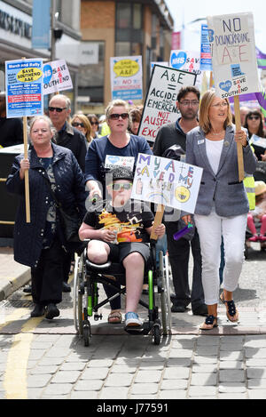 Una dimostrazione di rally ha avuto luogo in segno di protesta contro il progetto di declassamento di Southend ospedale A&E il dipartimento che perderebbe il suo ambulanze Foto Stock