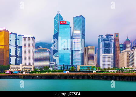 HONG KONG, CINA - 25 aprile: Vista di Hong Kong financial district waterfront edifici lungo la passeggiata a mare il 25 aprile 2017 a Hong Kong Foto Stock