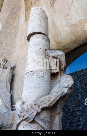 La flagellazione di Gesù Cristo alla colonna, in corrispondenza della facciata della Passione entrata a la Sagrada Familia di Gaudi' Basilica, Barcelona, Spagna. Foto Stock