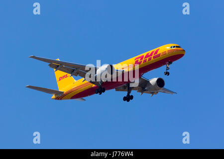 DHL (trasporto aereo europeo - Mangiare) Boeing 757-2Q8(PCF) [D-ALEN] finali sulla pista 31. Foto Stock