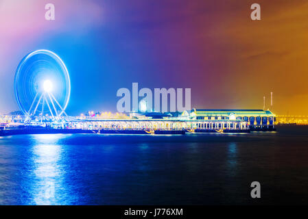 Paesaggio di pier e l'oceano di notte a Hong Kong Foto Stock