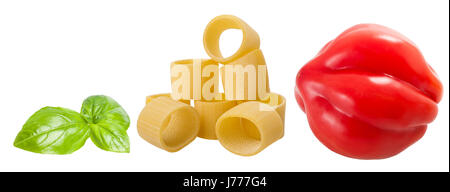 Pasta,tomatoe e basilico isolato su bianco Foto Stock