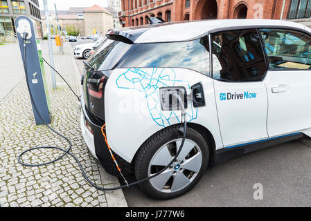 Berlino, Germania - 14 Aprile 2017: auto elettrica, il modello BMW i3, di una società di carsharing chiamato Drivenow ricaricare le batterie a Berlino, Germania Foto Stock