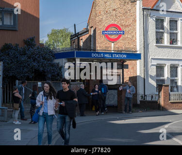 Dollis Hill Station, i membri del partito laburista distribuire volantini in preparazione per la prossima elezione Foto Stock