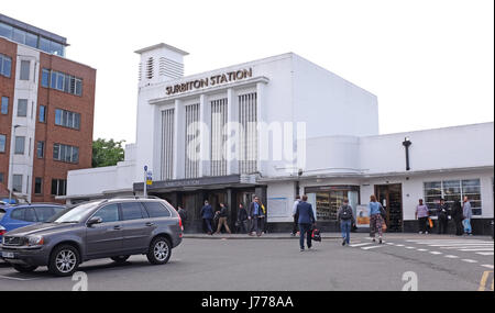 L'art deco Surbiton Stazione ferroviaria Surbiton è una zona suburbana di sud-ovest di Londra nel Royal Borough di Kingston upon Thames Foto Stock