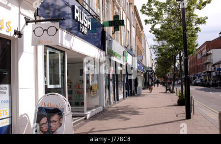 Victoria Road negozi a Surbiton Surbiton è una zona suburbana di sud-ovest di Londra nel Royal Borough di Kingston upon Thames Foto Stock