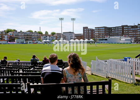 Gli spettatori a guardare il cricket a Sussex's home terra a Hove County Ground a Brighton e Hove Foto Stock