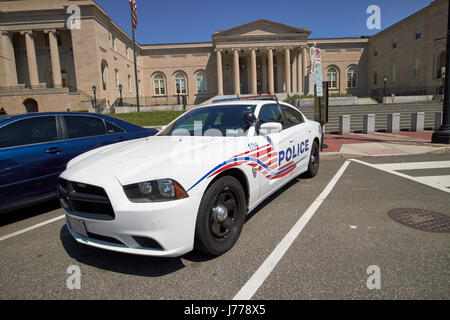 Dc auto della polizia nella parte anteriore del Distretto di Columbia City Hall ora la corte di appello di magistratura square Washington DC USA Foto Stock