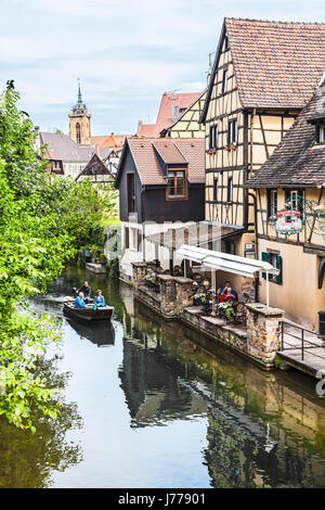Caveau St Pierre, un mezzo in legno del XVI secolo ristorante sul fiume Lauch, Petite Venise, Colmar, Alsazia, Francia Foto Stock