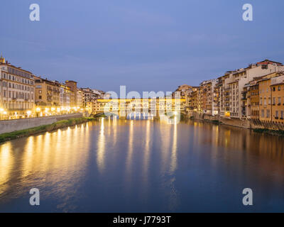 Ponte vecchio oltre il fiume Arno in città al tramonto Foto Stock