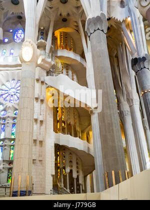 Elaborare e struttura decorativa come colonne e scala a chiocciola in la Sagrada Familia di Gaudi' Basilica, Barcelona, Spagna. Foto Stock
