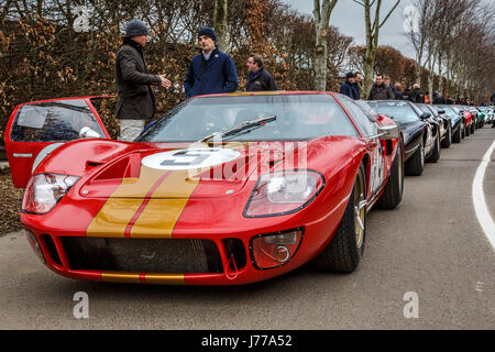 1966 Ford GT40 di Kenny Brack e Christian Glasel nel paddock di Goodwood GRRC 74a Assemblea dei Soci, Sussex, Regno Unito. Foto Stock