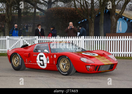 1966 Ford GT40 di Kenny Brack e Christian Glasel nel paddock di Goodwood GRRC 74a Assemblea dei Soci, Sussex, Regno Unito. Foto Stock