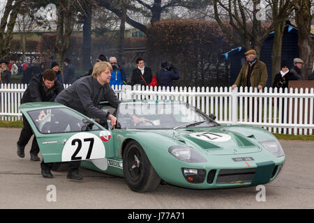 1965 Ford GT40 di Andrew Gans e Michael Wolfe nel paddock di Goodwood GRRC 74a Assemblea dei Soci, Sussex, Regno Unito. Foto Stock