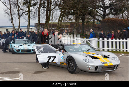 1965 Ford GT40 di Mike e Andrew Jordan nel paddock di Goodwood GRRC 74a Assemblea dei Soci, Sussex, Regno Unito. Foto Stock