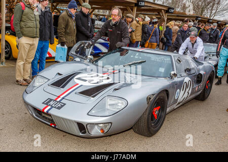 1965 Ford GT40 di Andrew Smith e James Cottingham nel paddock di Goodwood GRRC 74a Assemblea dei Soci, Sussex, Regno Unito. Foto Stock