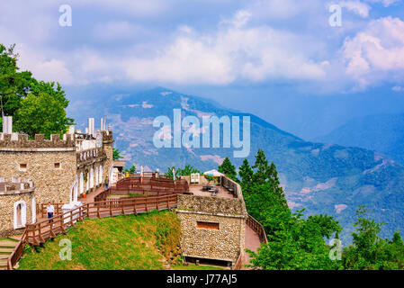 NANTOU, Taiwan - 05 Maggio: questa è una vista della tradizionale architettura con montagne e natura in fattoria Qingjing che è una popolare destinazione turistica mi Foto Stock