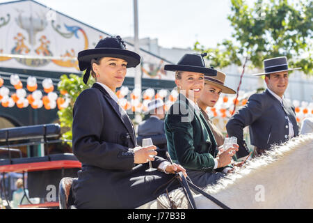 Siviglia, Spagna - Maggio 02, 2017: bella giovani donne a cavallo e la celebrazione di Siviglia fiera di aprile. Foto Stock