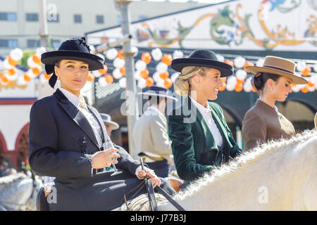 Siviglia, Spagna - Maggio 02, 2017: bella giovani donne a cavallo e la celebrazione di Siviglia fiera di aprile. Foto Stock