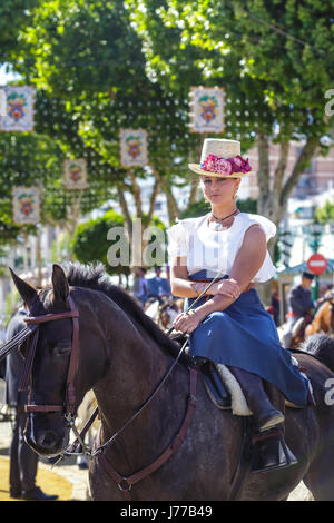 Siviglia, Spagna - Maggio 02, 2017: bella donna a cavallo di Siviglia la fiera di aprile. Foto Stock