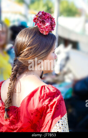 Siviglia, Spagna - Maggio 02, 2017: bella donna che indossa abiti di flamenco a Siviglia la fiera di aprile. Foto Stock