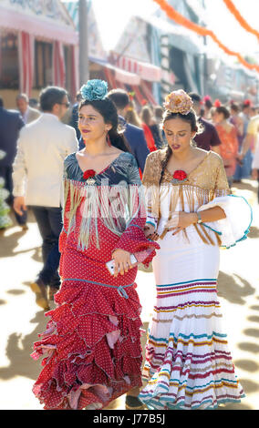 Siviglia, Spagna - Maggio 02, 2017: giovani e belle donne in costumi tradizionali di Siviglia la fiera di aprile. Foto Stock