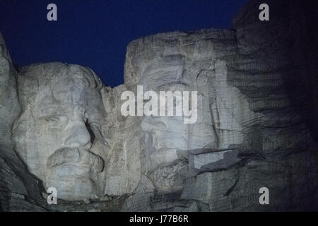 Close up dei presidenti Teddy Roosevelt e Abraham Lincoln sculture sul Monte Rushmore National Memorial di notte nel Black Hills National Forest Maggio 18, 2017 in Keystone, South Dakota. Foto Stock