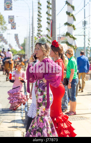 Siviglia, Spagna - Maggio 02, 2017: belle donne in costumi tradizionali di Siviglia la fiera di aprile. Foto Stock