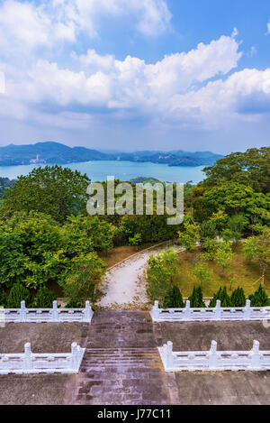 Vista del Sole Luna lago con ingresso del tempio Foto Stock