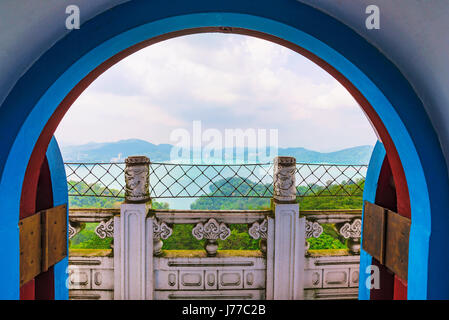 Ci'en pagoda architettura con Sole Luna Lago in background Foto Stock