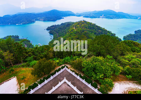 Vista del Sole Luna Lago con Ci'en pagoda tempio motivi Foto Stock