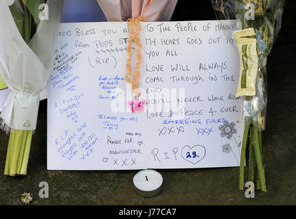 Manchester, Regno Unito. 23 Maggio, 2017. Omaggi floreali di cui al di fuori di St Anne's Chiesa nel centro della città di Manchester. La mattina dopo un sospetto attacco terroristico ha ucciso 22 persone tra bambini e feriti 59 altri in un concerto con la pop star Ariana Grande. Foto di Paolo Heyes, lunedì 22 maggio, 2017. Credito: Paolo Heyes/Alamy Live News Credito: Paolo Heyes/Alamy Live News Foto Stock