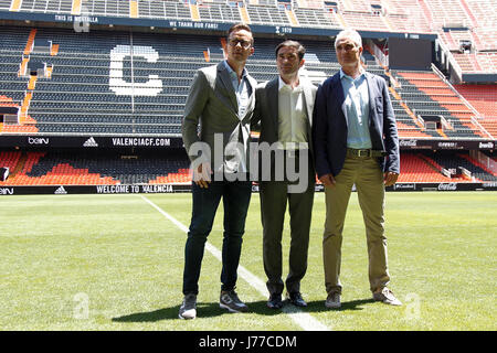 Valencia, Spagna. 23 Maggio, 2017. Marcelino Garcia Toral (C) è stato presentato come nuovo allenatore del Valencia CF in conferenza stampa al Mestalla stadio il 23 maggio 2017. Credito: Gtres Información más Comuniación on line, S.L./Alamy Live News Foto Stock