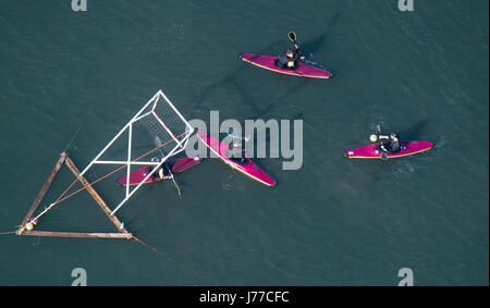 Un' antenna immagine presa da un velivolo ultraleggero mostra gli uomini che giocano la canoa polo sul lago Maschsee ad Hannover, Germania, 22 maggio 2017. Foto: Julian Stratenschulte/dpa Foto Stock